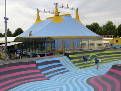 906572 Gezicht op de circustent van het Circus Belly, in het Grifpark te Utrecht, met op de voorgrond de skatebaan.